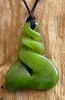 Nieuw-Zeelandse Jade / Greenstone hangers met Maori symbolen. Nieuw-Zeelandse Jade / Greenstone hangers met Maori symbolen.
